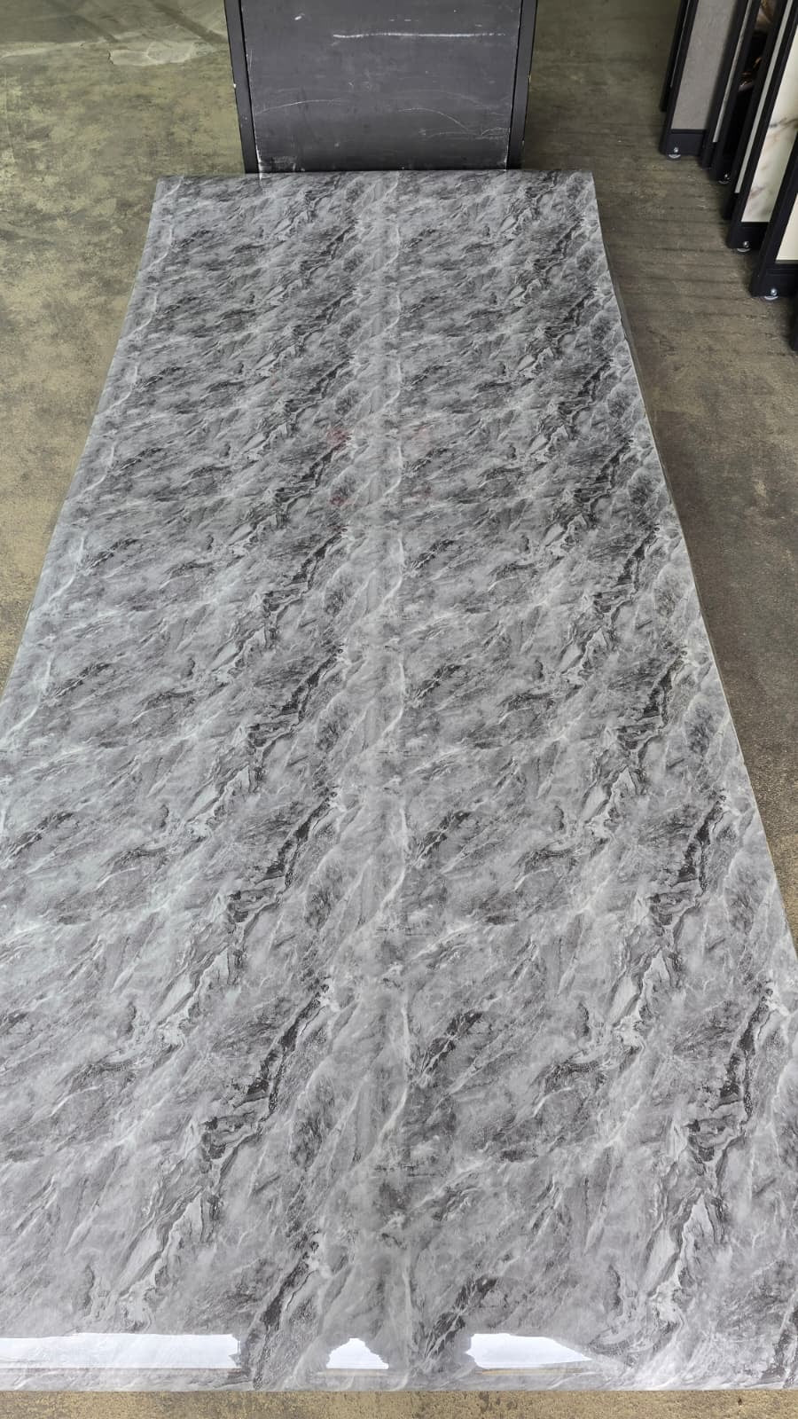 Selbstklebende PVC-Rolle Marmor Dunkelgrau