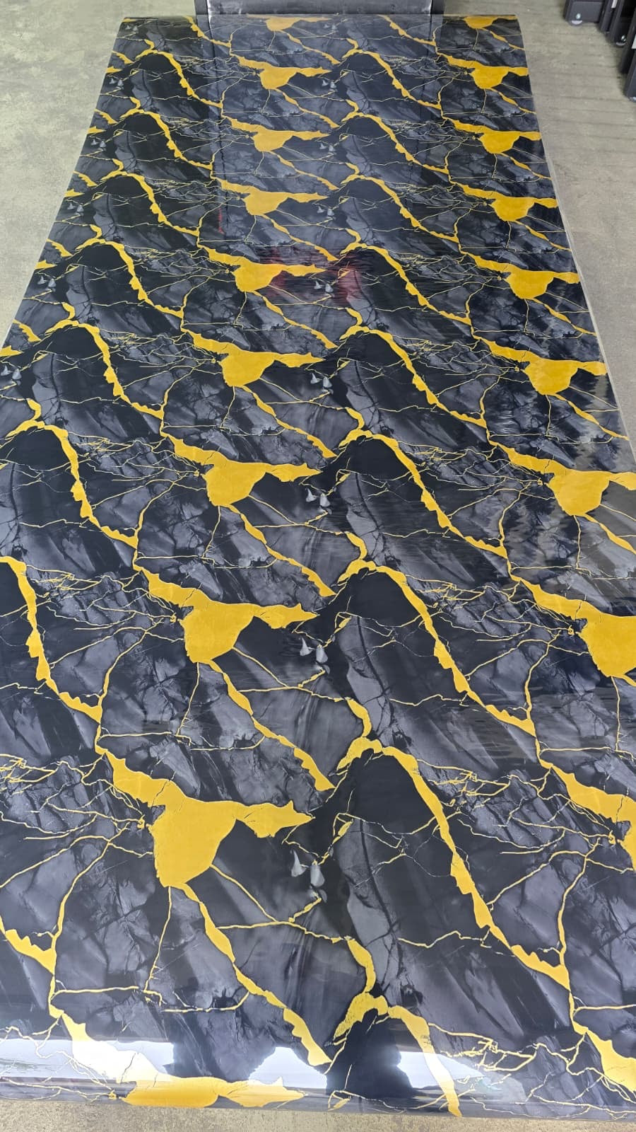Selbstklebende PVC-Rolle Marmor Schwarz-Gelb