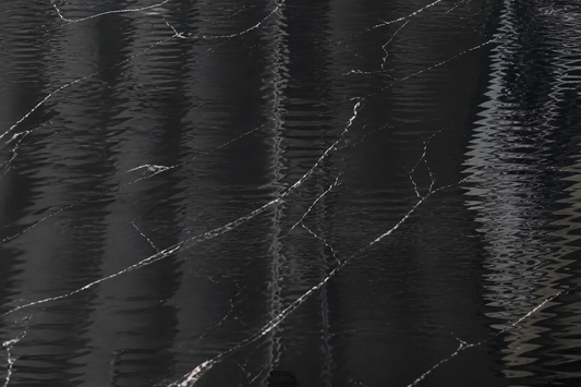 Selbstklebende PVC-Rolle Marmor Schwarz-Weiß (Ader) Detailaufnahme
