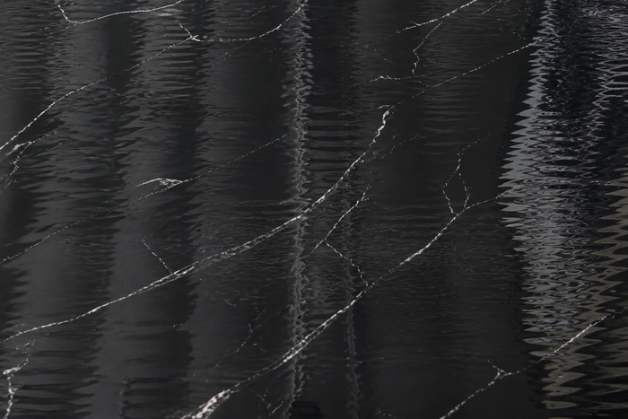 Selbstklebende PVC-Rolle Marmor Schwarz-Weiß (Ader) Detailaufnahme