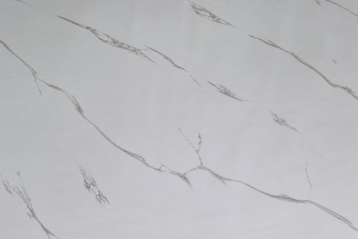 Selbstklebende PVC-Rolle Marmor Weiß Fein Detailaufnahme