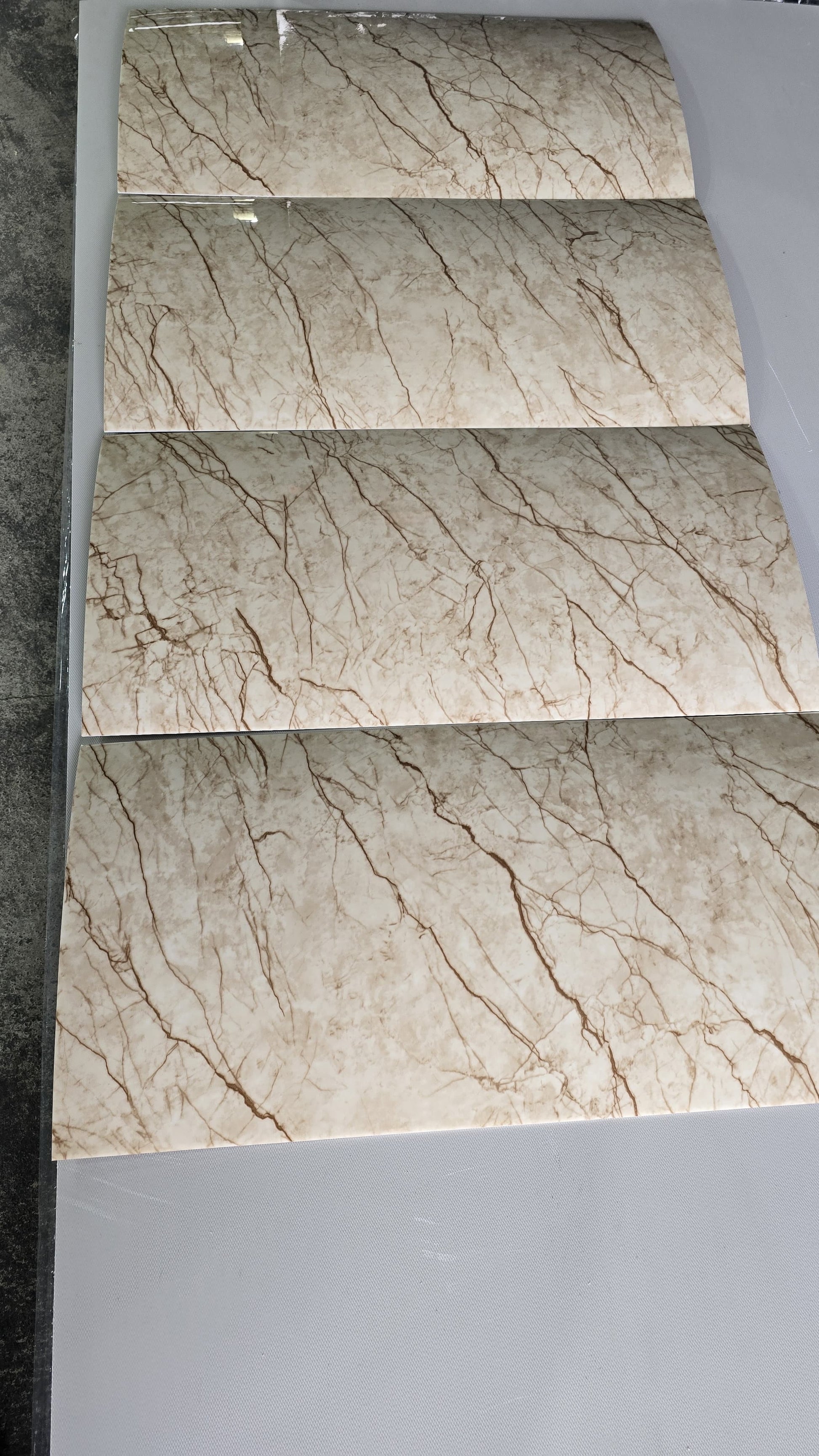 Selbstklebende Marmor-Fliese Beige