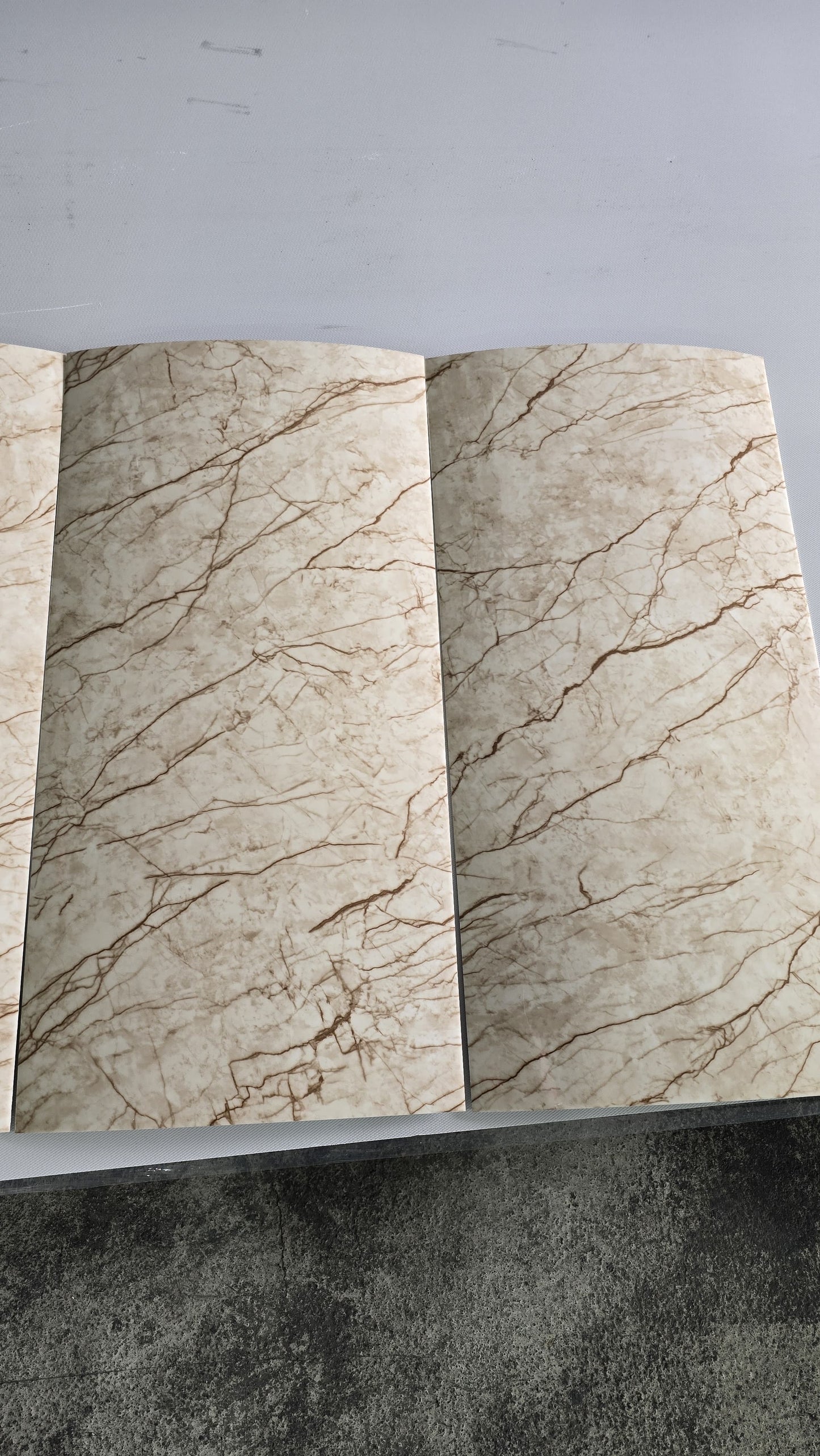 Selbstklebende Marmor-Fliese Beige