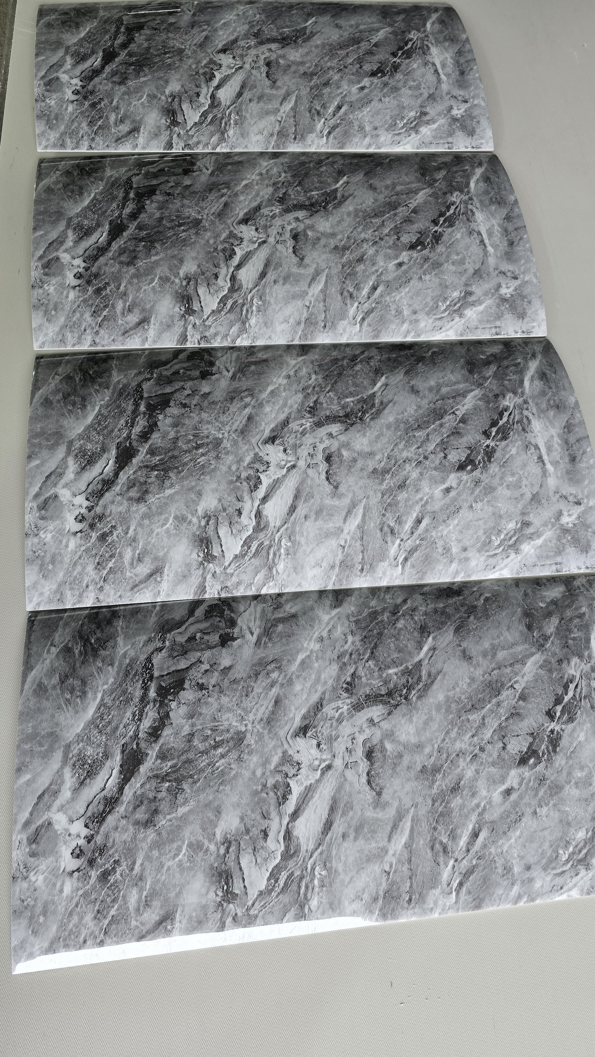 Selbstklebende Marmor-Fliese Grau