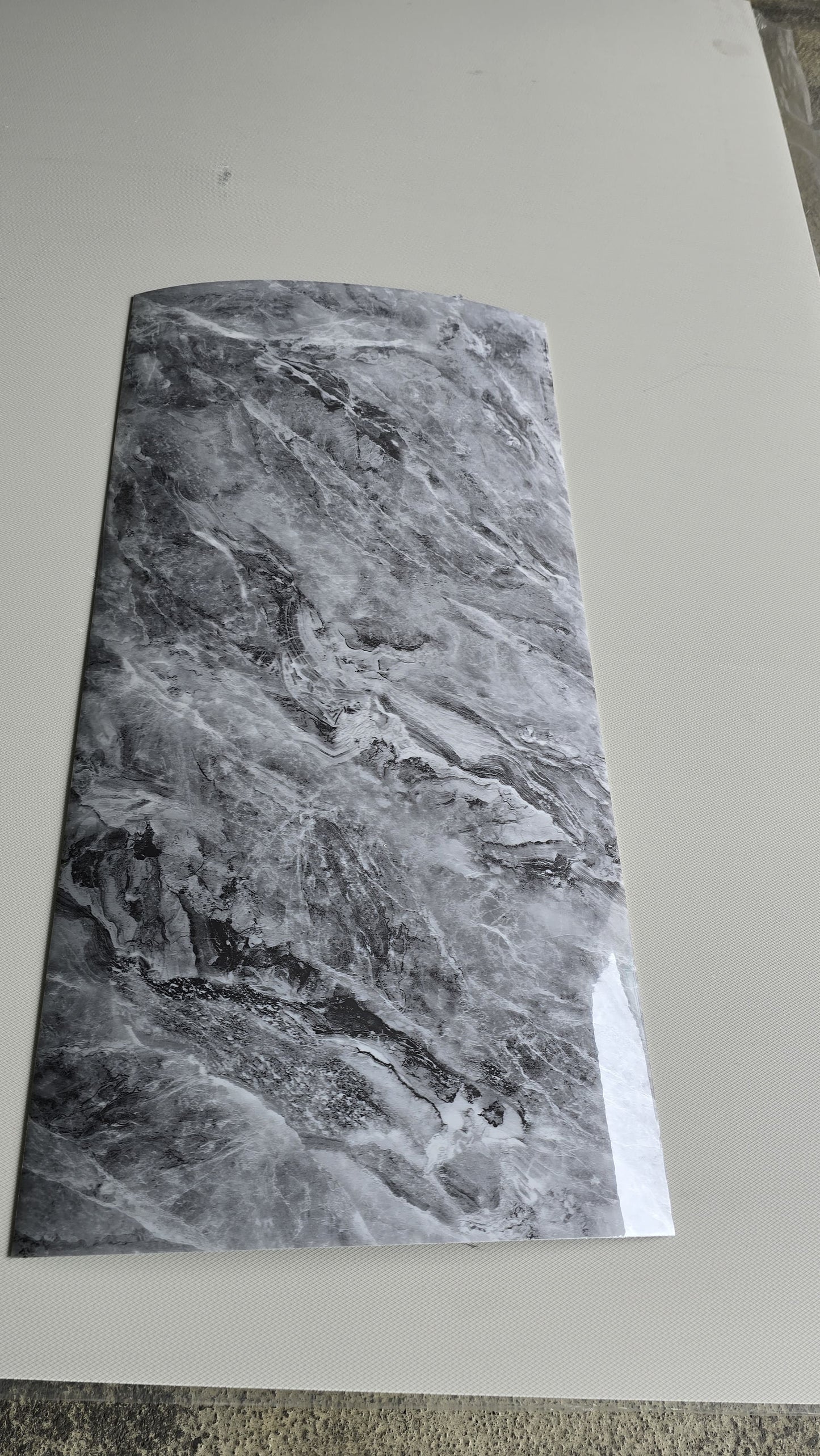 Selbstklebende Marmor-Fliese Grau