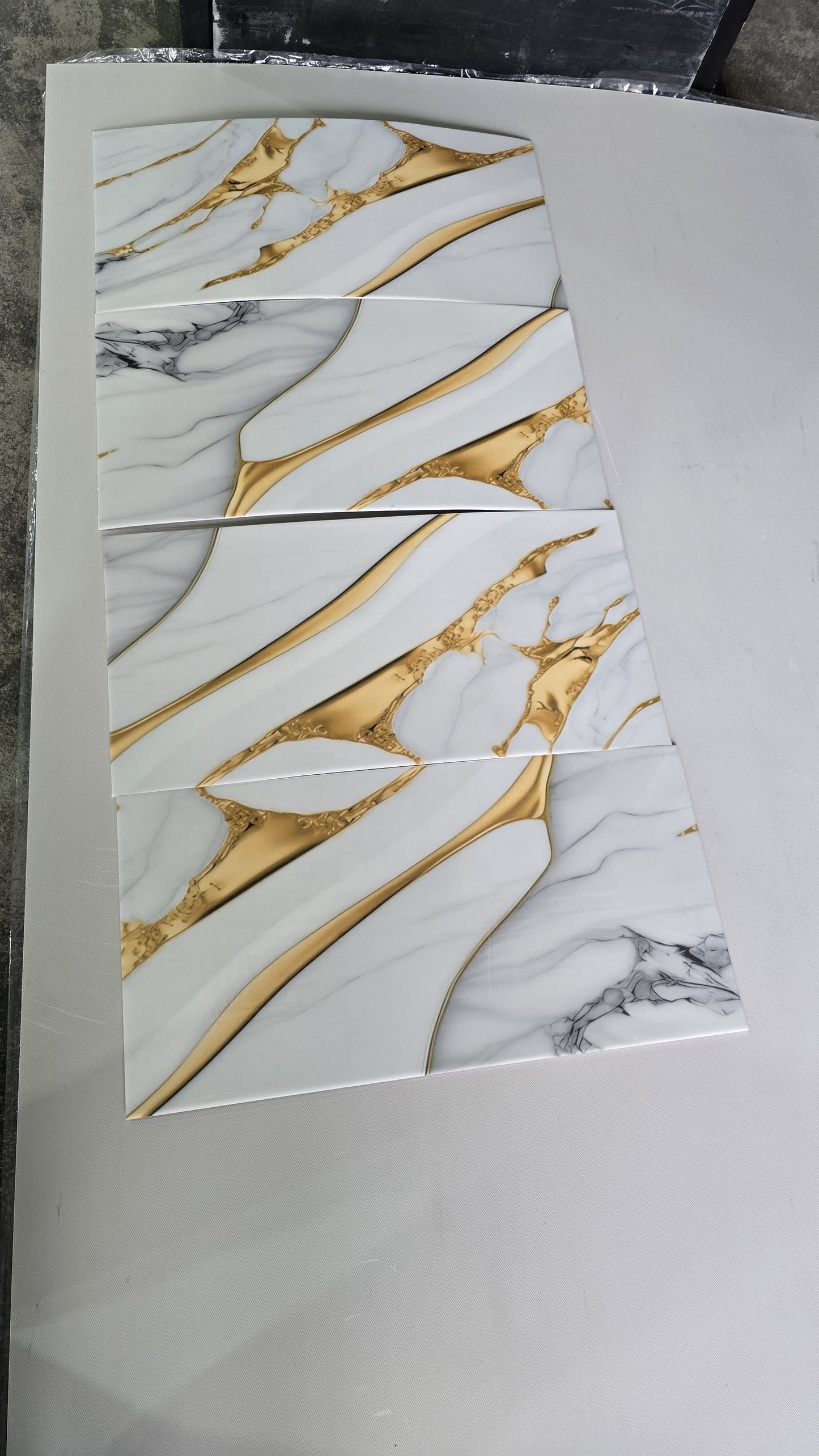 Selbstklebende Marmor-Fliese Weiß-Gold