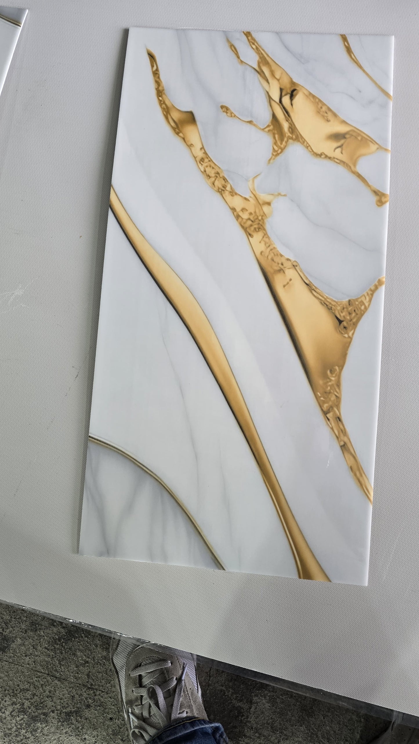 Selbstklebende Marmor-Fliese Weiß-Gold