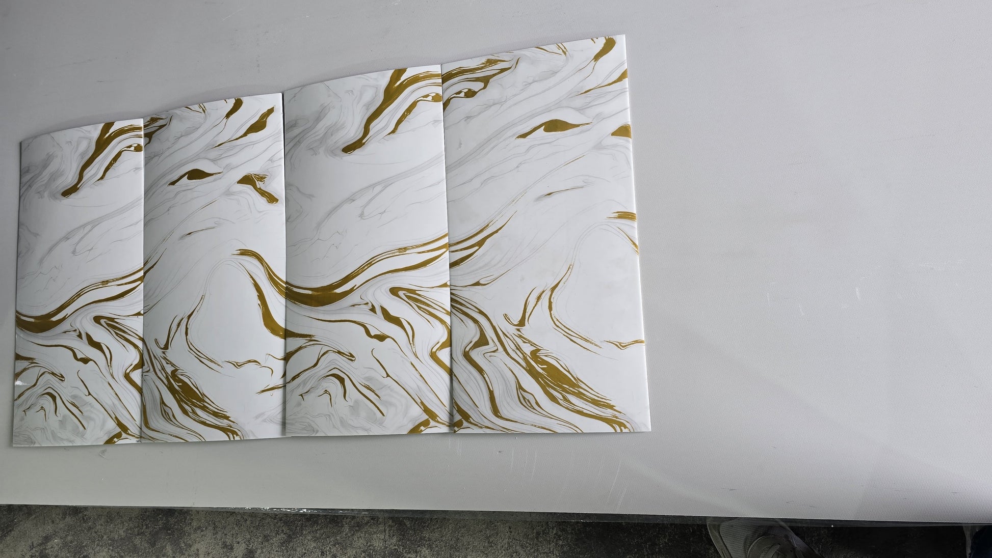 Selbstklebende Marmor-Fliese Weiß-Gold Wirbel