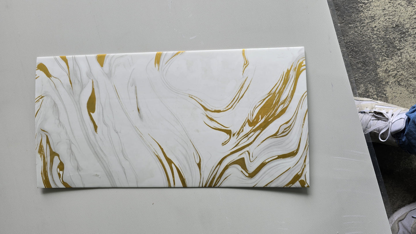 Selbstklebende Marmor-Fliese Weiß-Gold (Wirbel)